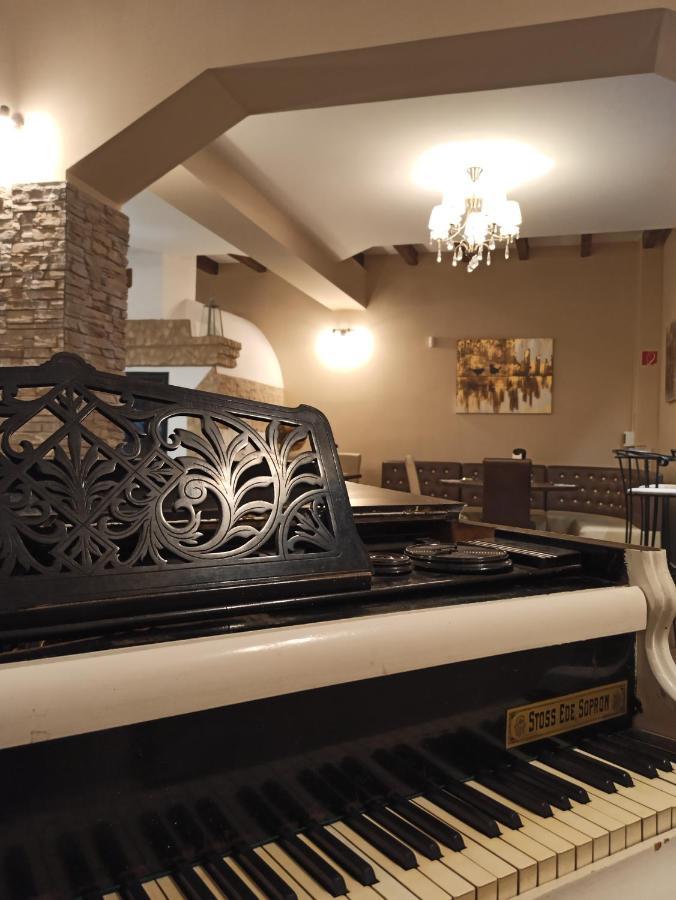Veresegyház Eden Lounge Restaurant & Pension מראה חיצוני תמונה